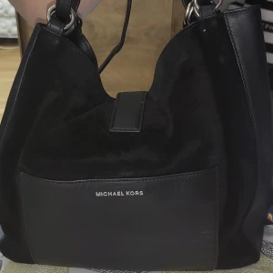 Michael kors väska - Michael kors väska i vintage skick. Du kan lägga mycket grejer i. Samt är den äkta. Pris kan diskuteras!
