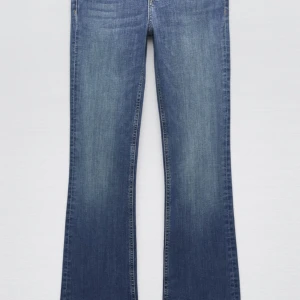 Liw rise bootcut jeans zara - Jättefina low Rise bootcut jeans i stretchigt material från zara. Dem är helt oanvända då jag beställde dem men det blev fel storlek. Dem är i färgen indigo som är slutsåld i denna storlek. Ordinarepris 399 men jag säljer för 200. ( går att diskutera )