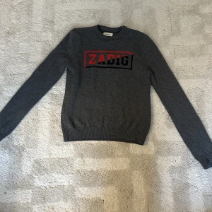 Stickad Zadig - Jättefin stickad zadig tröja i grått och rött. 