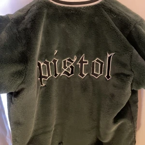 Elly Pistol jacka - Elly Pistol jacka köpt för ett halvår sen. Den är i nyskick och använd Max 2 gånger. Pris kan diskuteras vid snabbaffär.