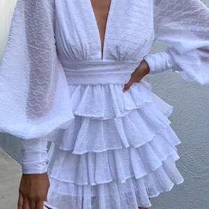 Säljer en superfin klänning från Runawaythelabel Australia. Helt ny med prislappar.  Köpt ny för  1100+tull. Fler bilder kan skickas!