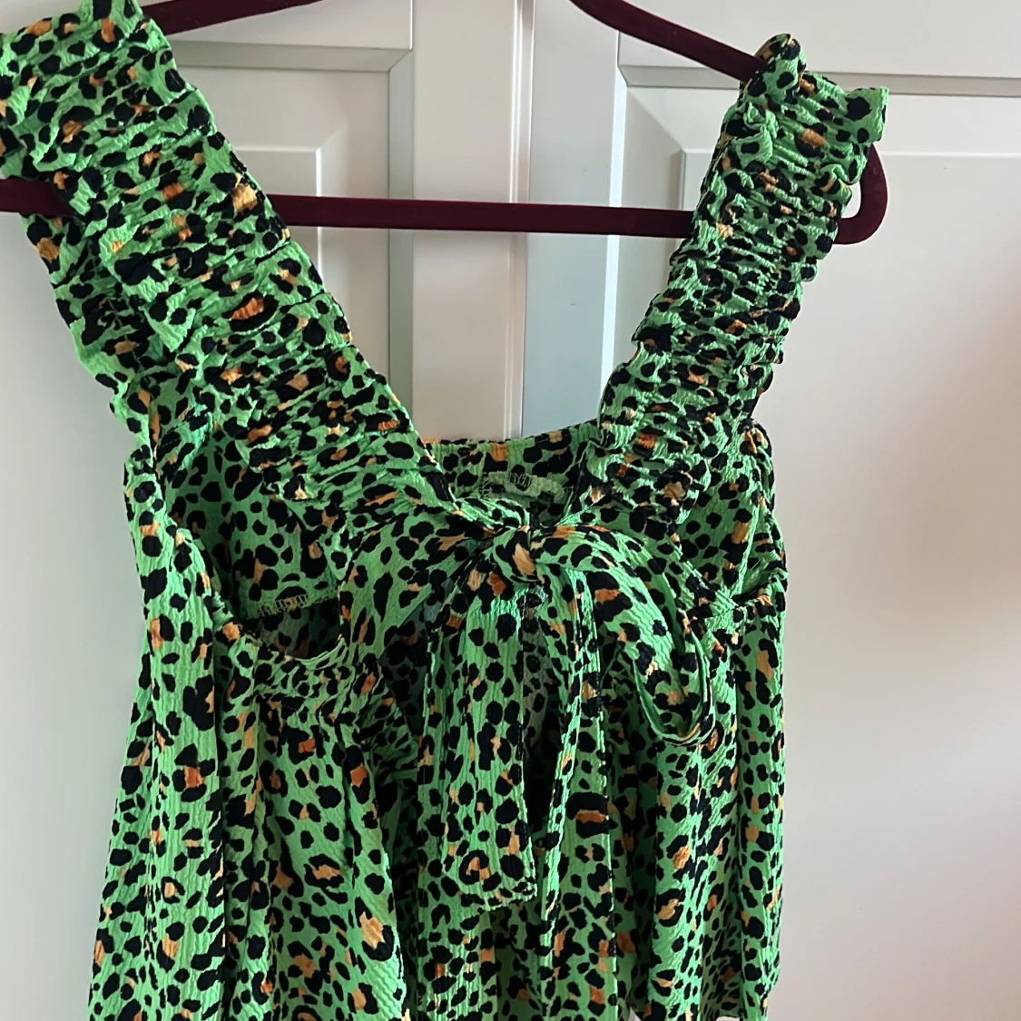 Unik topp med rosett i ryggen - 90