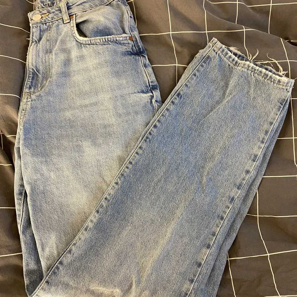 Jeans ifrån bikbok, Nypris 599kr, Köpare står för frakt.. Jeans & Byxor.