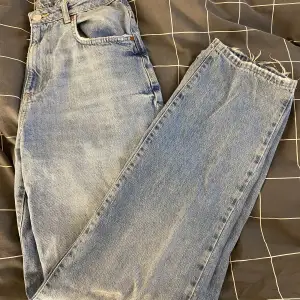 Jeans ifrån bikbok, Nypris 599kr, Köpare står för frakt.