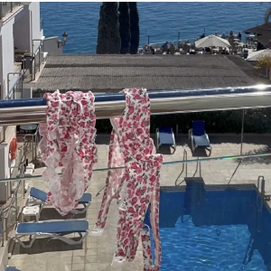 Somrig bikini - Säljer denna bikini topp ifrån Gina tricot💗 Den är i storlek S☀️Hör av er vid frågor💕