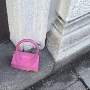Säljer min fina fina rosa jaquemus väska i super bra skick! Köpt på Natalie Schuterman i Stockholm för 6000:- säljer för 5000:- möts gärna i Stockholm