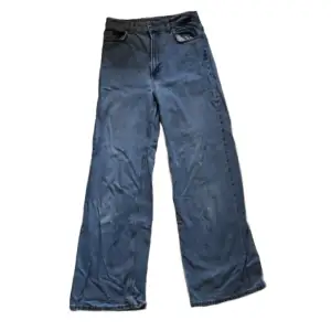 Högmidjade Blåa Denim Jeans från H&M i märket Divided byxorna är i bra skick och färgen är starkare blå i verkligheten  storlek 38 