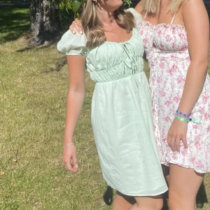 Grön klänning - Ljusgrön klänning från Biancas kollektion med Nelly. I strl 34. Använd 2 gånger. 120kr + frakt