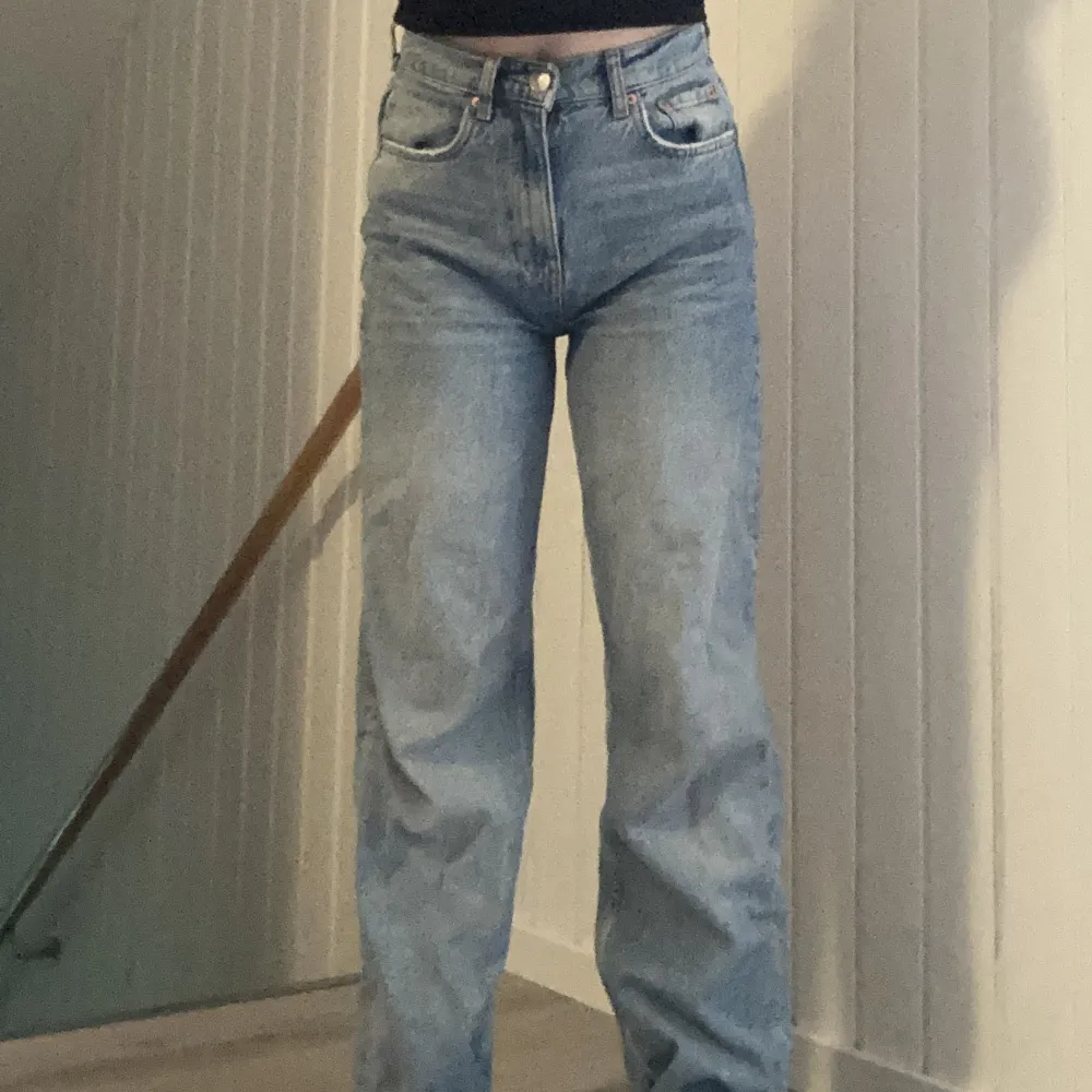 Basic jeans från Gina tricot. Nypris 500/600 kr. Säljer pga ej min stil. Pris går att diskuteras 🩷. Jeans & Byxor.