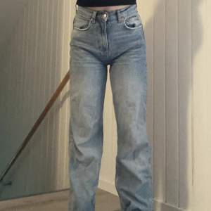Basic jeans från Gina tricot. Nypris 500/600 kr. Säljer pga ej min stil. Pris går att diskuteras 🩷