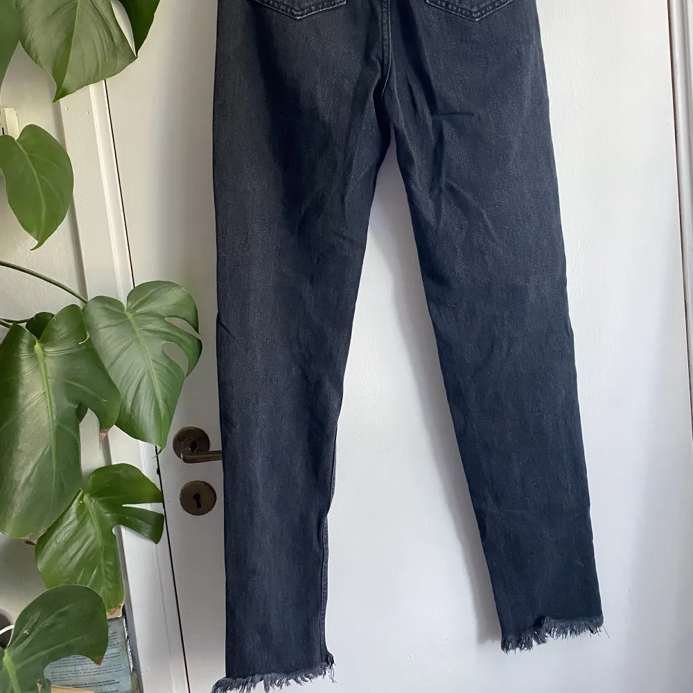 Svarta Jeans ifrån Shein i storlek xs. Skriv privat om bilder önskas på🖤 Köparen står för frakten.. Jeans & Byxor.