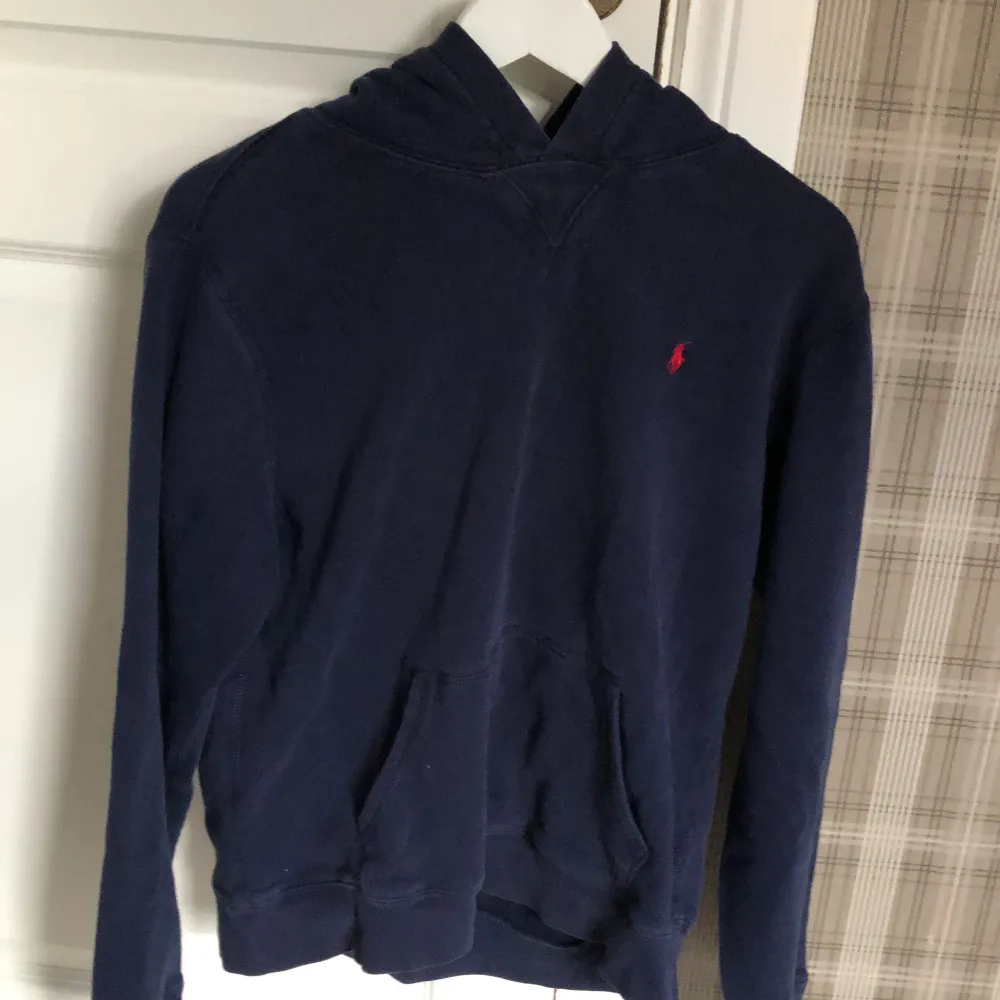 Säljer en polo Ralph lauren hoodie. Bra skick. Cond:9/10. Skön tröja👍 Tar bara Swish. Priset kan diskuteras👌. Hoodies.