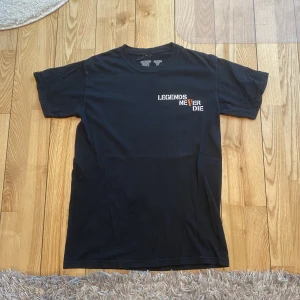 Juice wrld x Vlone t-shirt. - Juice wrld x Vlone t-shirt. Storlek S, fint skick. Sparsamt använd. Säljes då den inte passar.