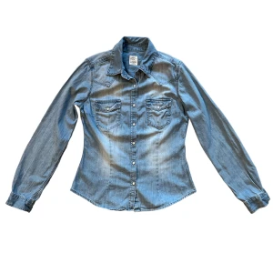 Tight jeans jacka - Skick: 9/10! Skriv om du har frågor eller vill se fler bilder!