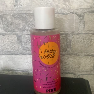Victoria’s Secret body mist - Berry Glitz Helt ny, köpte den i Dubai och använt knappast två gånger. 