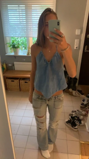 Zara linne med öppen rygg, storlek m - Säljer det här linnet från zara aldrig använt, den är i storlek m och förstor för mig. 240+frakt❤️