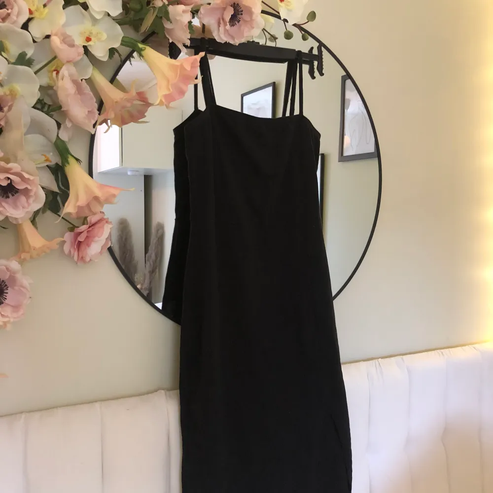 En basic svart klänning från Even&Odd i storlek s . Tajt i modell med en liten slits. Fint skick då den använts fåtal gånger eftersom jag växt ur den. . Klänningar.