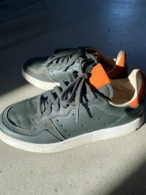 Adidas skor - Helt vanliga adidas skor nästan nyskick. säljer för jag växte ur dem