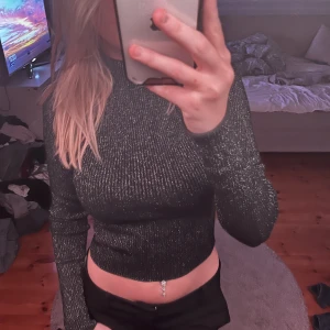 Fest topp - En fest topp som är svart och glittrig. Superfin och bra att ha. 