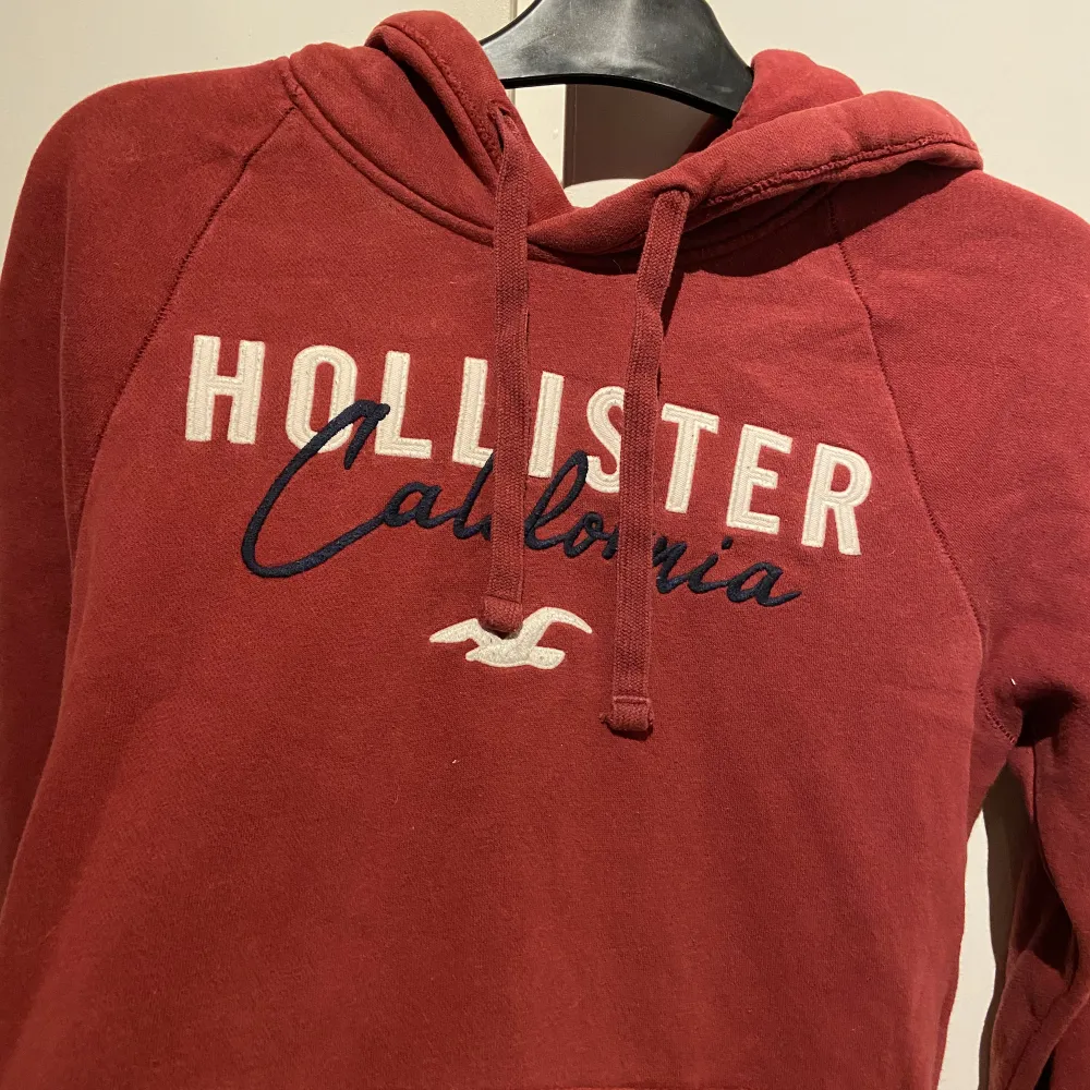 Hej! Säljer min gamla Hollister hoodie! Mycket skön och i fint skick! . Hoodies.