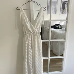 Säljer en vit plisserad klänning i storlek XS, köpt på Bikbok. Klänningen är sparsamt använd och är i fint skick. 
