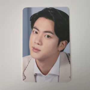 Bts Jin Samsung Photocard - Säljer mitt officiella Bts Jin Samsung Photocard då den kanske kan skänka glädje åt någon annan. Obs! Det är priset + 15kr frakt Tveka inte att höra av er om ni undrar något!<3