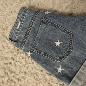 Stjärnshorts ⭐️ - Fina shorts med stjärnor på, knappt använda 😊💗 Skriv om fler frågor/ bilder 