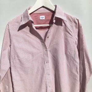 Säljer en vit rosa randig skjorta från Boomerang i storlek s men passar väldigt litet så ca xs eller lite mindre. Fint skick utan defekter. Kolla min profil för liknande skjortor😉