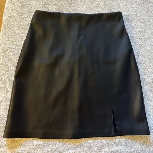 Kjol  - Jättesnygg skinkjol som tyvärr inte passar mig🤍 Helt oanvänd och köpt på New Yorker nyligen. 