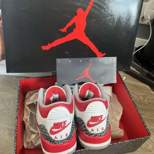 Jordan 3 retro red  - Säljer ett par fina jordans 3 i storlek 40, köpta från restock för 3349kr men säljer för 2200 + frakt, skorna är i ett jättebra skick och bara använda några få gånger🩷