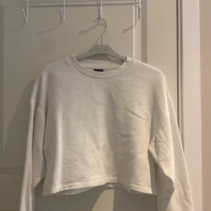 Tjock tröja  - En super härlig tjock tröja! 🥰 Jättemysig att ha på sig och har ett sånt mjuk tyg innanför!  Säljer denna för har inte kommit till användning utan ligger bara i garderoben 🥰