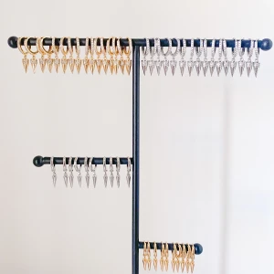 Örhängen med nitar  - Nickelfria superfina örhängen finns att köpa hos www.tinsel.se 🫶🏼🤩