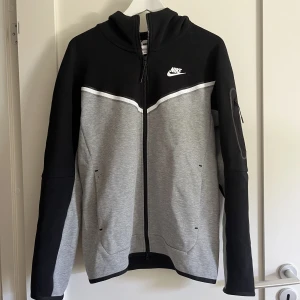 Tracksuit Nike - Säljer en tracksuit från Nike🤍 Den är endast använd fåtal gånger och är som ny! Det är storlek S🤍pris kan diskuteras vid snabb affär⚡️