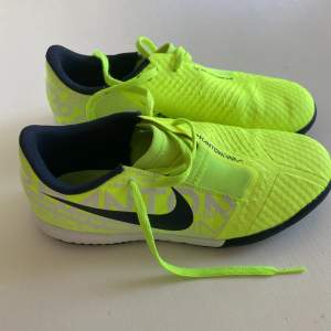 Nya skor från Nike. Inomhusskor Innermått 22 cm