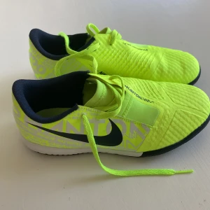 Nike inomhussko  - Nya skor från Nike. Inomhusskor Innermått 22 cm