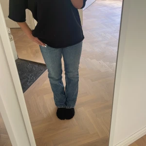 Straight jeans  - Zara straight midrise jeans, bra skick, säljer pga att de inte används längre☺️