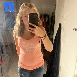 Guess linne - Fint guess linne! Några paljetter har ramlat av men inget som syns! Super söt verkligen!❤️ 