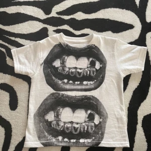 Vit t-shirt - Snygg vit t-shirt med tryck i nyskick. Säljer för att den var lite stor för min tjej. Hör gärna av dig vid intresse!😊