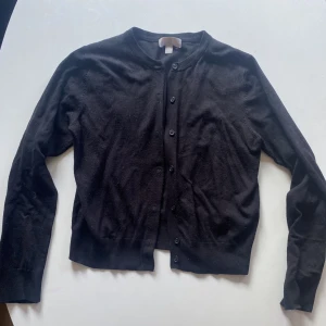 En super söt svart kofta - Säljer en super söt svart kofta i storlek M men skulle säga att det funkar lika bra som S. Säljer den för 100 kr + frakt💗💗