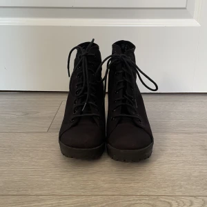 Klackar - Klackar i tygmaterial. Väldigt fina och inte jätteanvända men ganska gamla (: har storlek 38-40 på skor 🫶🏽