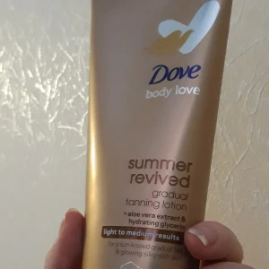 Tanning lotion  - Jag säljer denna eftersom att jag insåg efter en användning att mitt pigment inte passar med denna.  Den är super bra på andra men fungerade ej för mitt pigment.   Snälla klicka inte "köp nu" utan att jag har godkänt det.