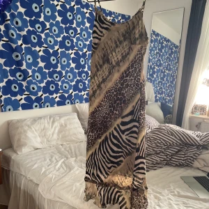 Klänning - Så himla fin klänning köpt på Humana! Går till mitten på smalbenen på mig som är 169👍👍