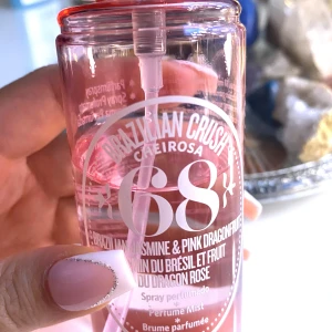 Sol de Janeiro 68 - Hej💕 säljer denna sol de janeiro 68 bodymisten. Den är 90 ml men finns ca 60-70 ml kvar💕Den luktar så blommigt och fräscht och passar perfekt nu till sommaren!💕 köpt på kicks för 249. Har använt den lite men det finns mycket kvar!💕