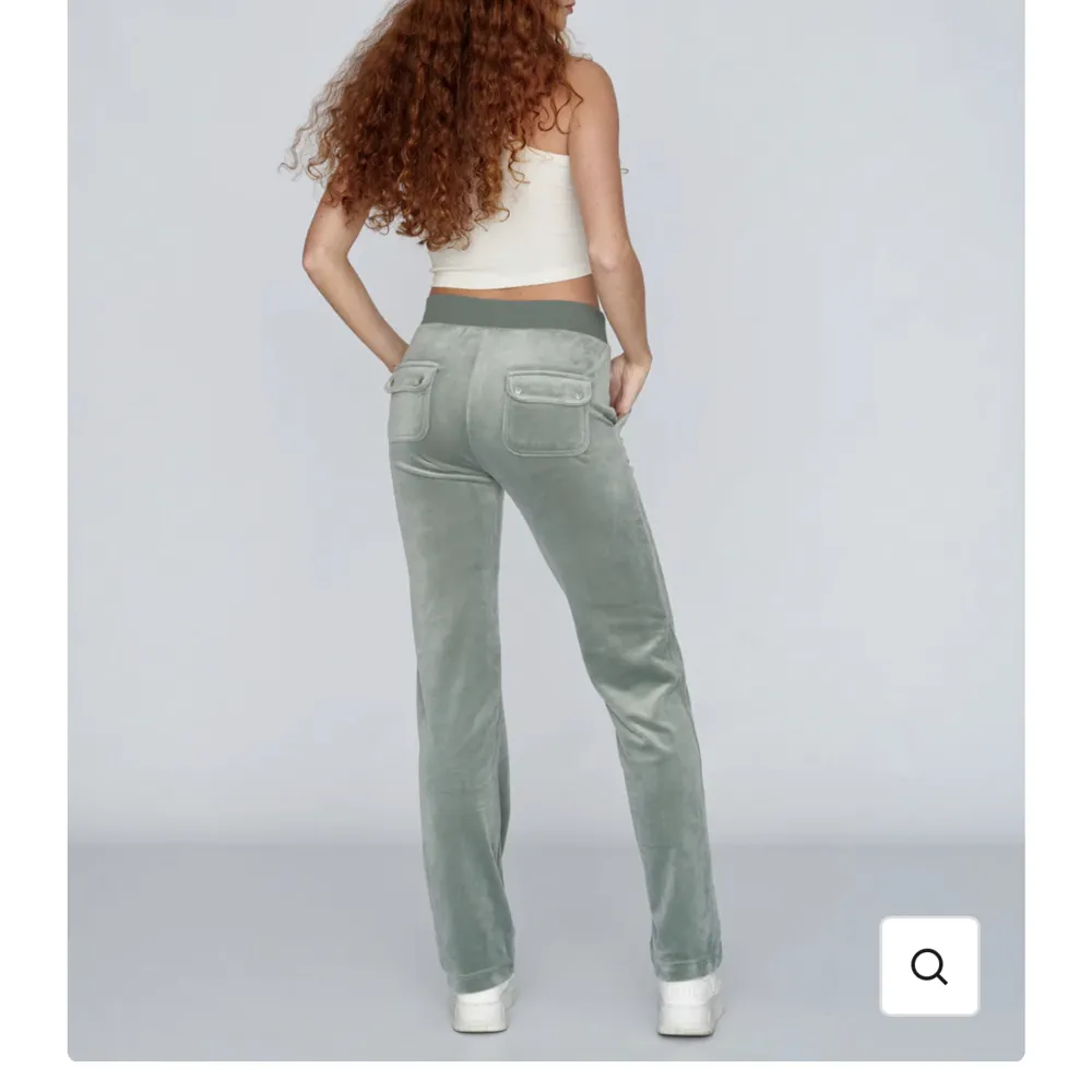 säljer dessa byxor i strl xxs, är inte alls använde så mycket. Säljer jackan oxå då ifall man vill köpa båda eller separat.. Jeans & Byxor.