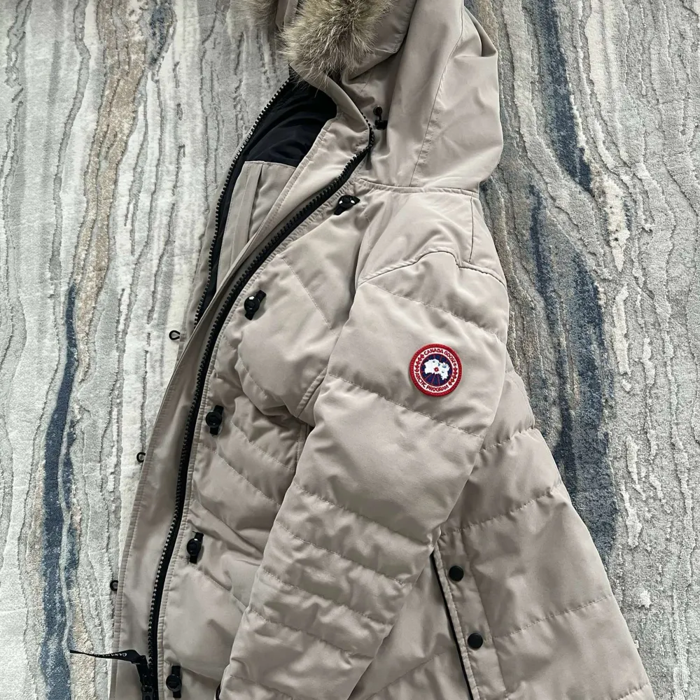 Denna jackan är köpt för ett år sedan och har endast använts en vinter, jackan är i ny skick och är ga ska hållbar. Varm, vattentålig, matchande till allt. Den är i stolen Xs, för liten på mig. Det är den nya modellen från canada goose. Jackor.