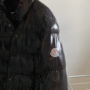 Moncler jacka - En tjock svart moncler jacka. Vet inte om den är äkta och därav priset. Skriv för fler frågor💓