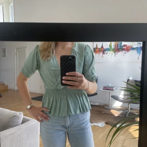 Mönstrad blus  - Jättesnygg grön blus från chiquelle, aldrig använd eftersom att den är förstor för mig💚 Storlek S!