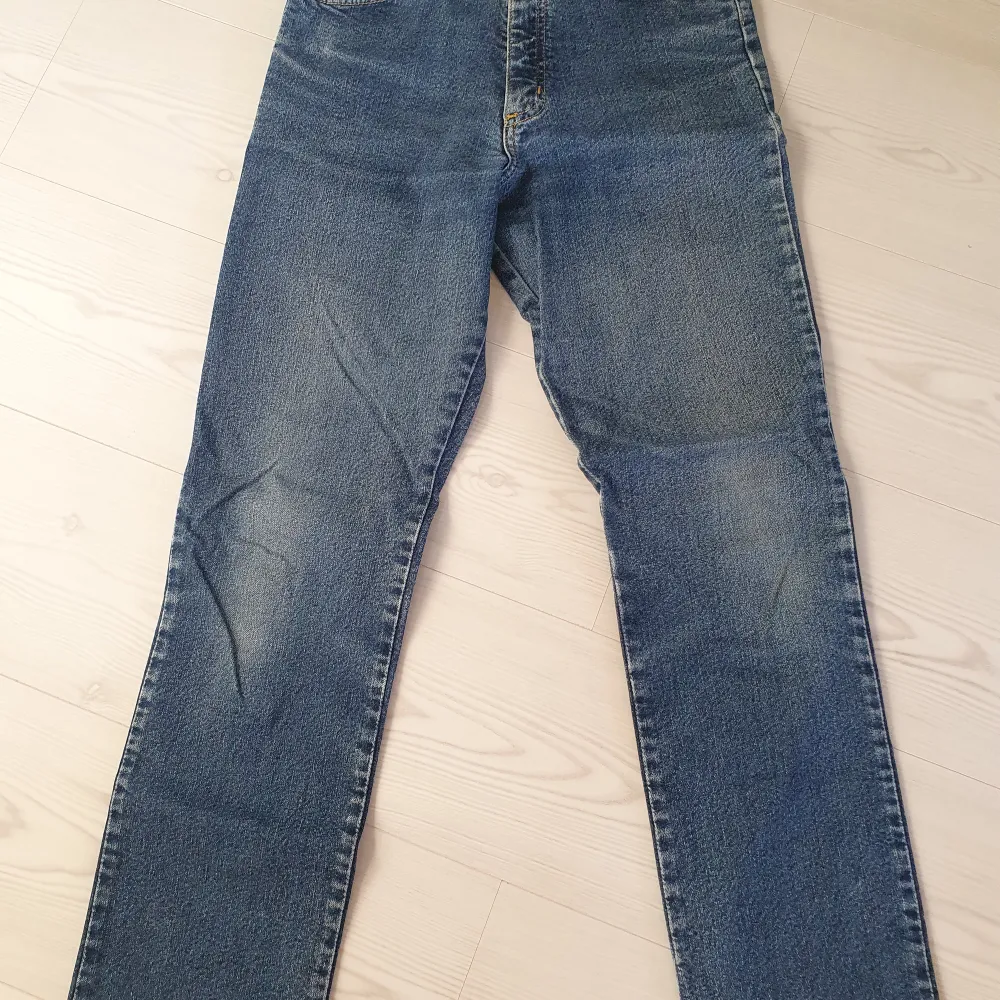 Snygga Lee jeans som aldrig går ur tiden. Använt skick.. Jeans & Byxor.