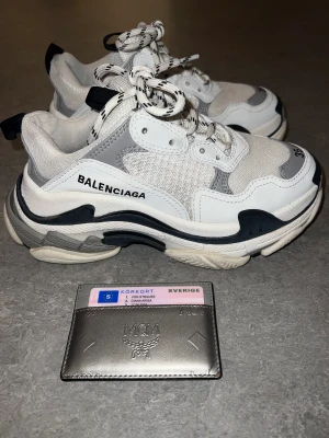 Balenciaga triple s - Storlek 35. Fler bilder finns. Dustbag är med. Möts upp sthlm. Kontanter!