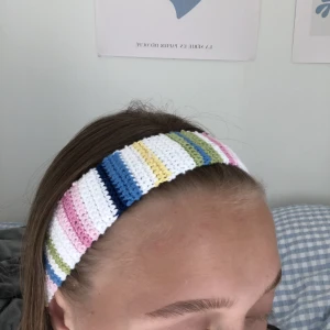 Virkat hårband  - Virkat hårband av bomullsgarn. Inspirerat av Djerf Avenues hårband. Bra kvalitet.